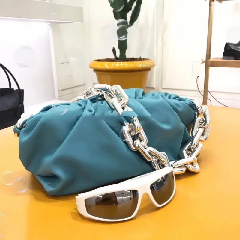 Oil painting blue upper body picture BV (silver chain) cloud bag is still standard with original leather ➕zp development. The most important thing about the whole bag is this hardware chain. To make the upper body not heavy, but with solid texture, it can only be made with thick gold-plated aluminum, original material! I will definitely satisfy you and give you the best answer. Size: 30×16×12cm